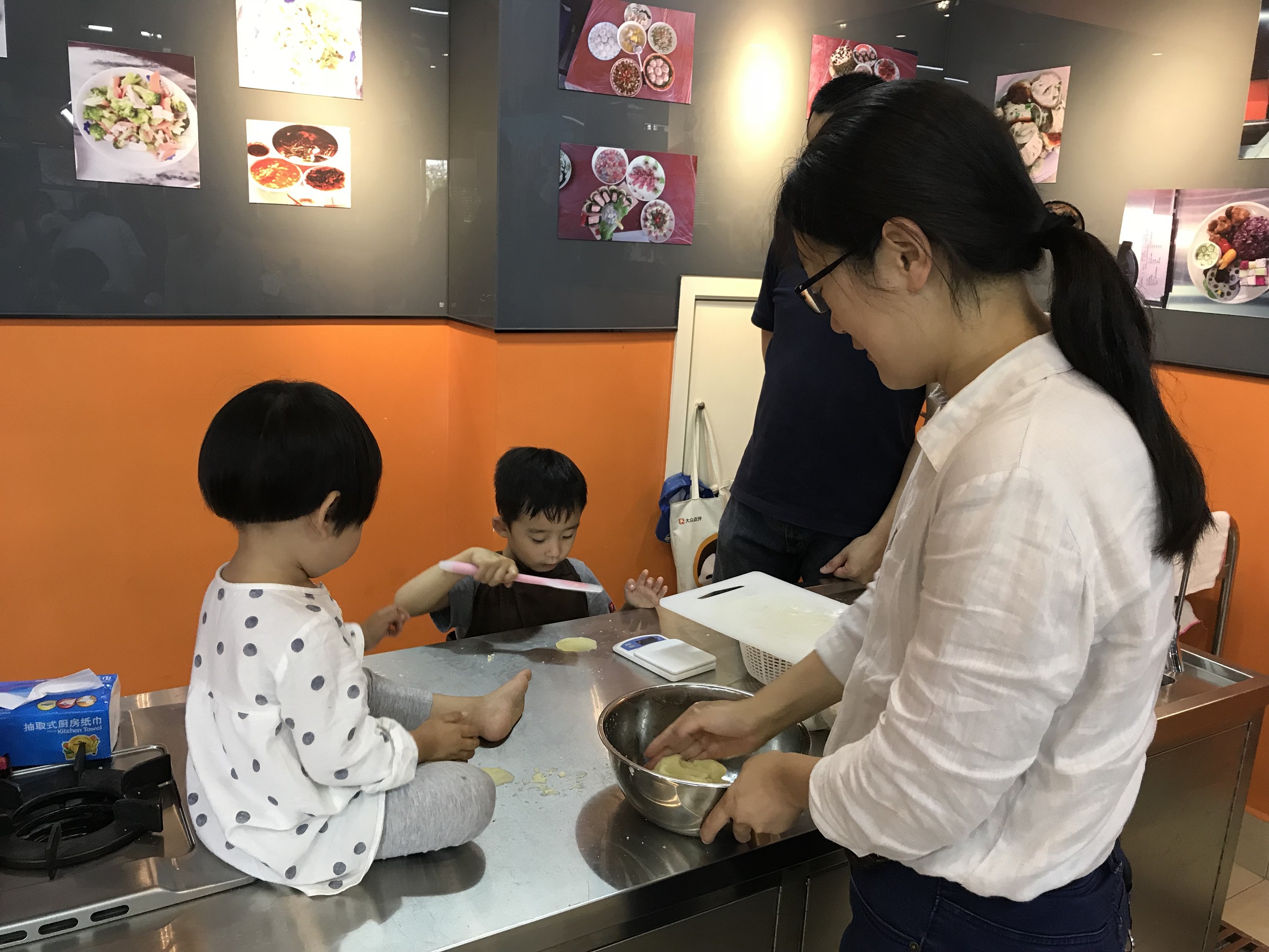 yl23455永利集团工会举行六一亲子烘焙活动