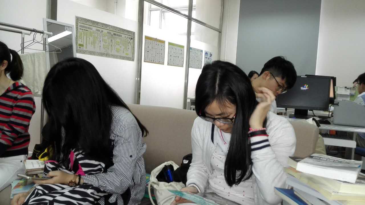 书香浓浓寄真情――记yl23455永利集团员工党支部赠书活动